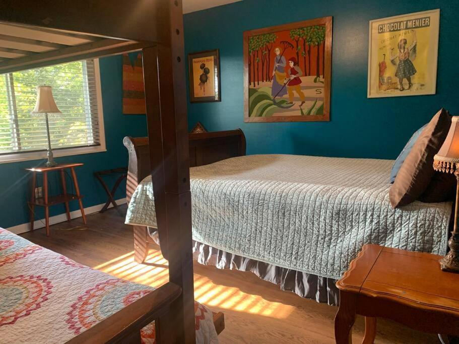 Family Friendly Downtown Home - Private Yard & Grill - Location, Location, Location! Athens Luaran gambar