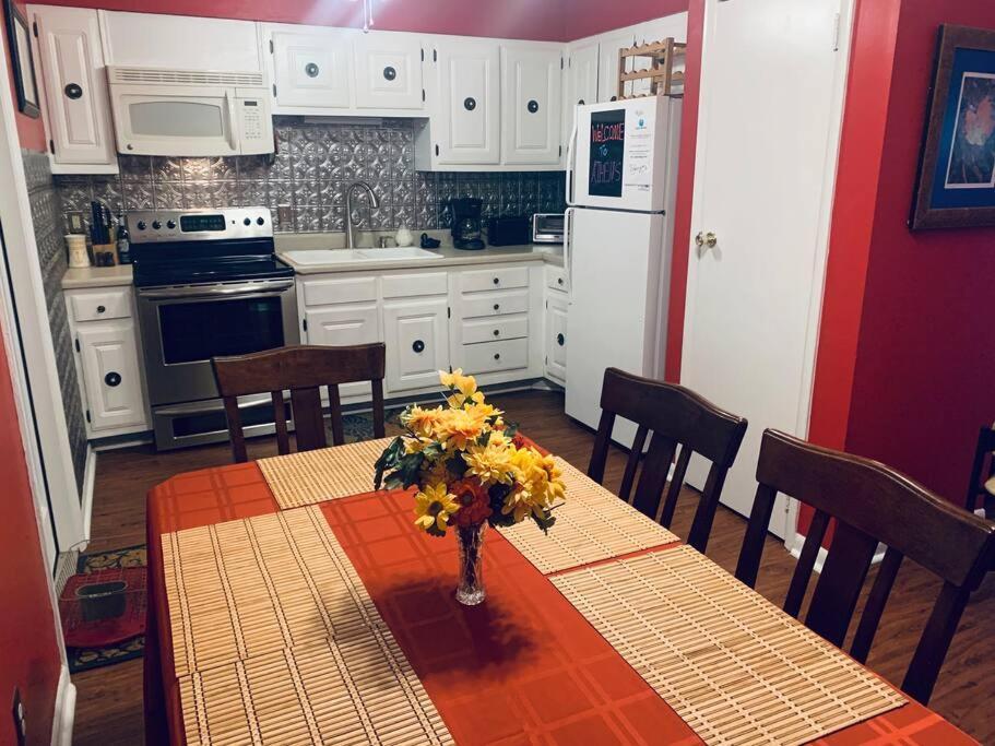 Family Friendly Downtown Home - Private Yard & Grill - Location, Location, Location! Athens Luaran gambar