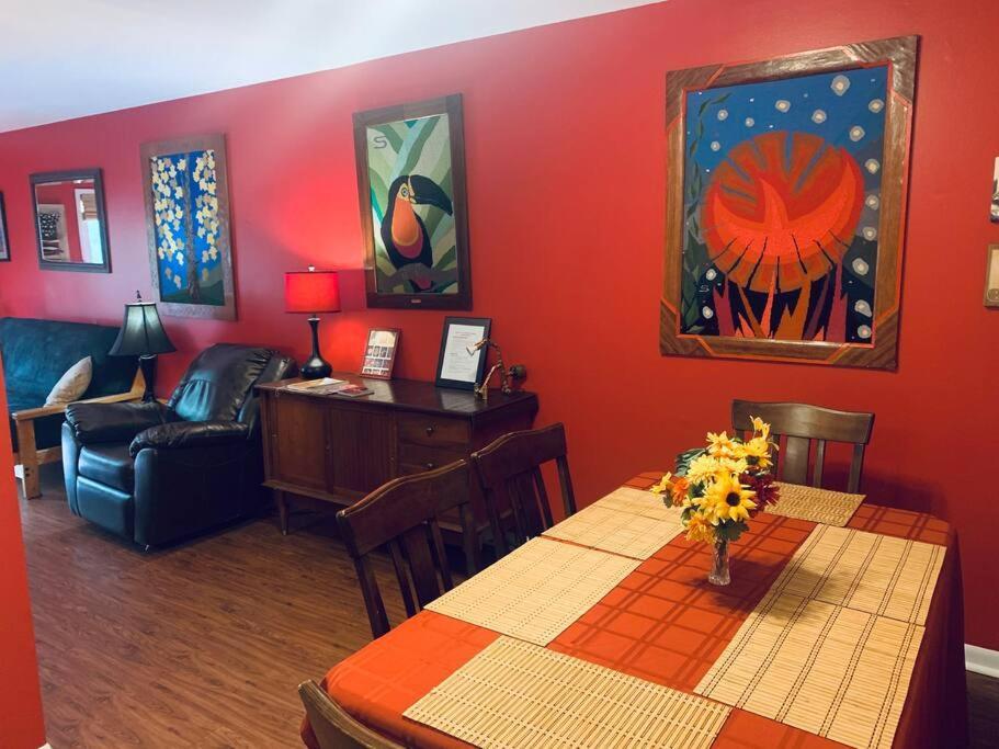 Family Friendly Downtown Home - Private Yard & Grill - Location, Location, Location! Athens Luaran gambar