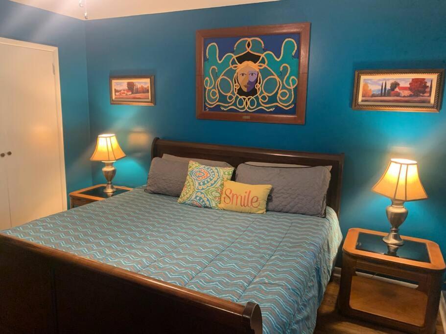 Family Friendly Downtown Home - Private Yard & Grill - Location, Location, Location! Athens Luaran gambar