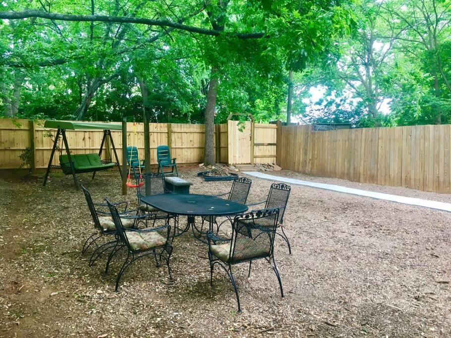 Family Friendly Downtown Home - Private Yard & Grill - Location, Location, Location! Athens Luaran gambar