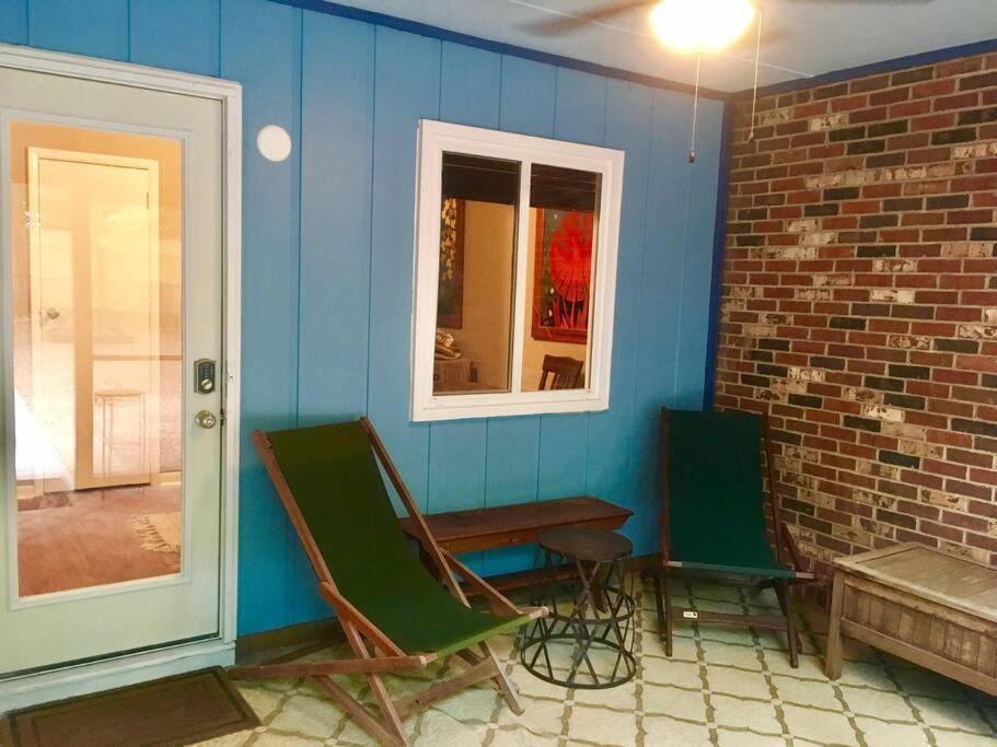 Family Friendly Downtown Home - Private Yard & Grill - Location, Location, Location! Athens Luaran gambar