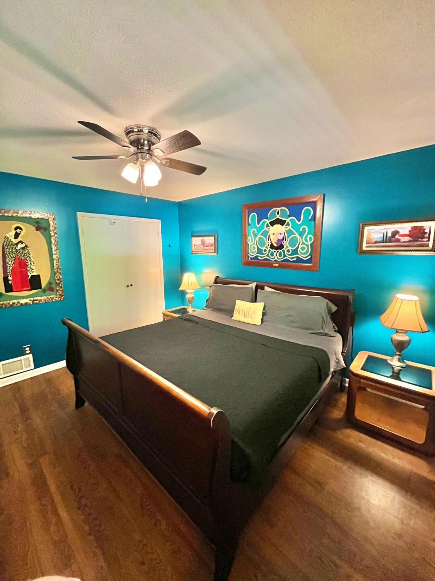 Family Friendly Downtown Home - Private Yard & Grill - Location, Location, Location! Athens Luaran gambar