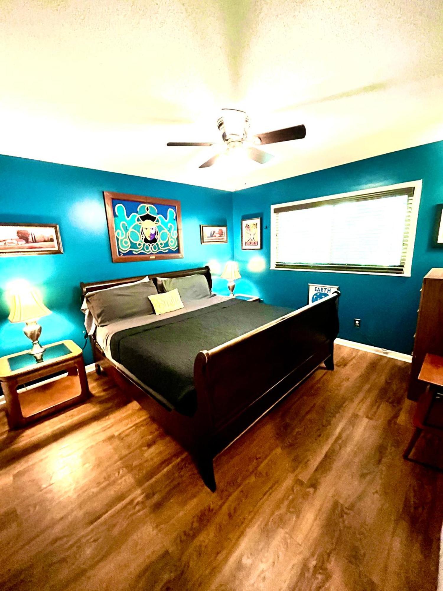 Family Friendly Downtown Home - Private Yard & Grill - Location, Location, Location! Athens Luaran gambar