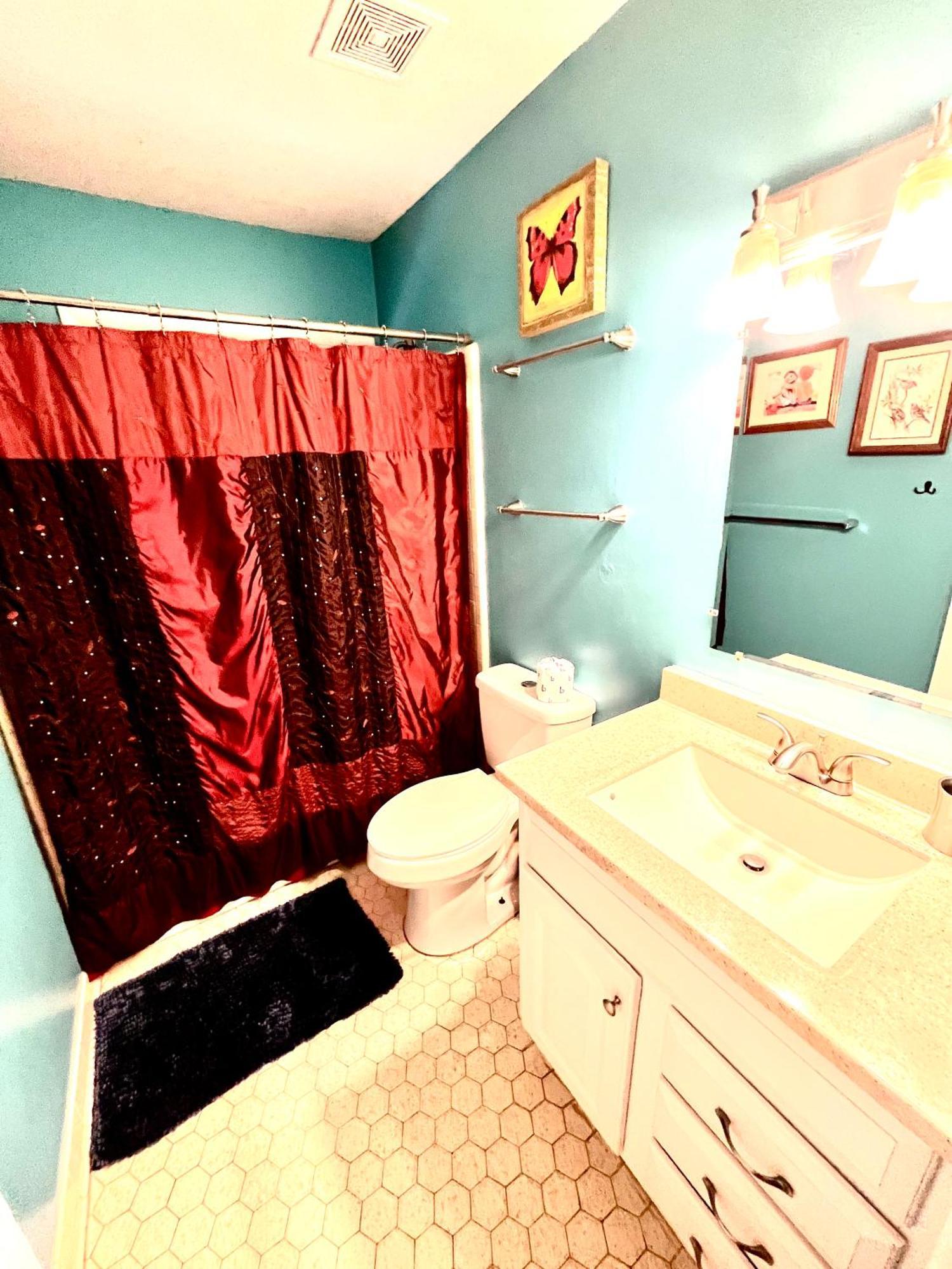 Family Friendly Downtown Home - Private Yard & Grill - Location, Location, Location! Athens Luaran gambar