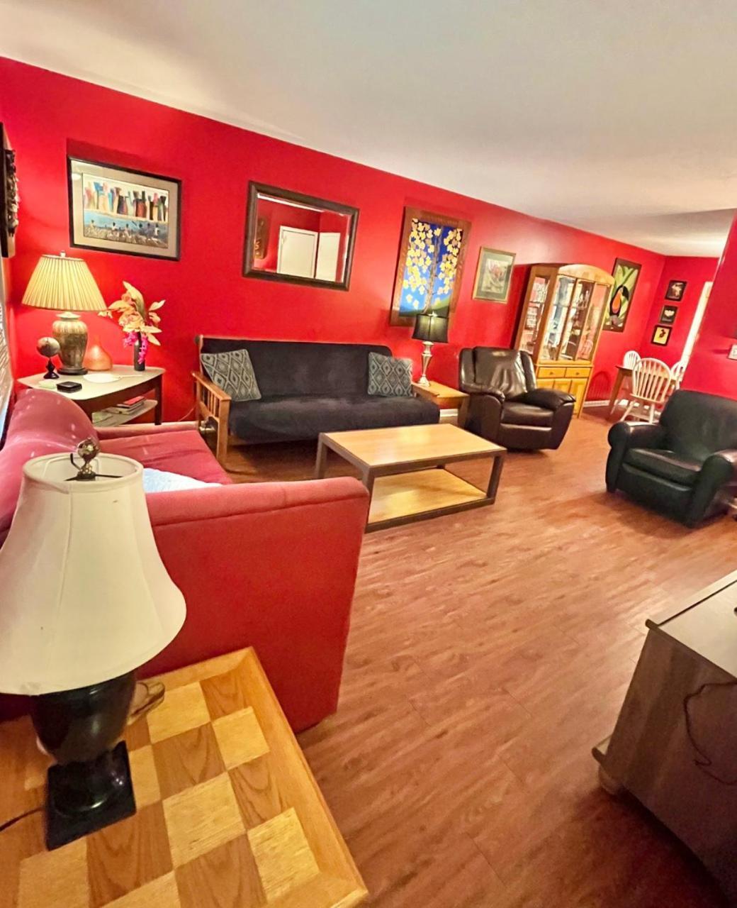 Family Friendly Downtown Home - Private Yard & Grill - Location, Location, Location! Athens Luaran gambar