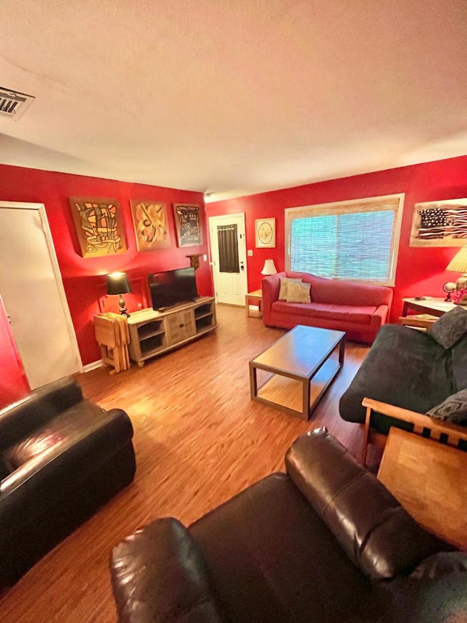 Family Friendly Downtown Home - Private Yard & Grill - Location, Location, Location! Athens Luaran gambar