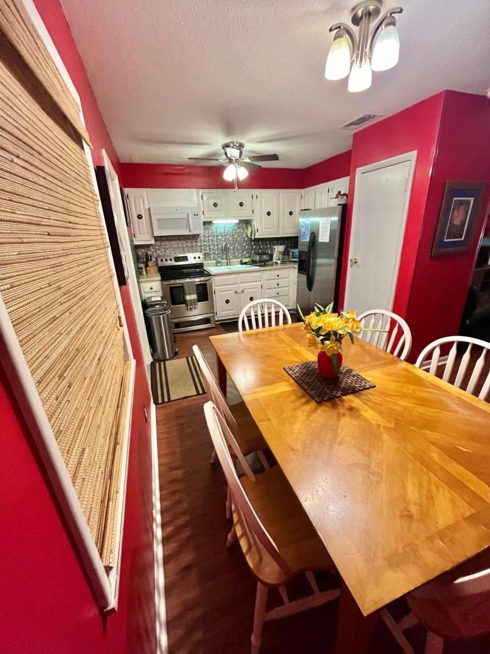 Family Friendly Downtown Home - Private Yard & Grill - Location, Location, Location! Athens Luaran gambar