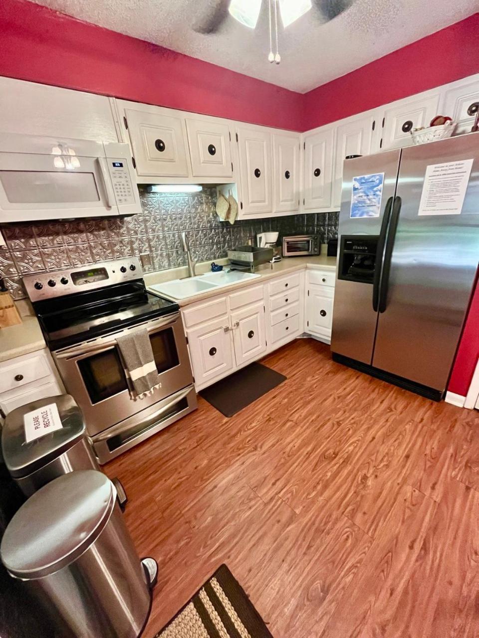Family Friendly Downtown Home - Private Yard & Grill - Location, Location, Location! Athens Luaran gambar