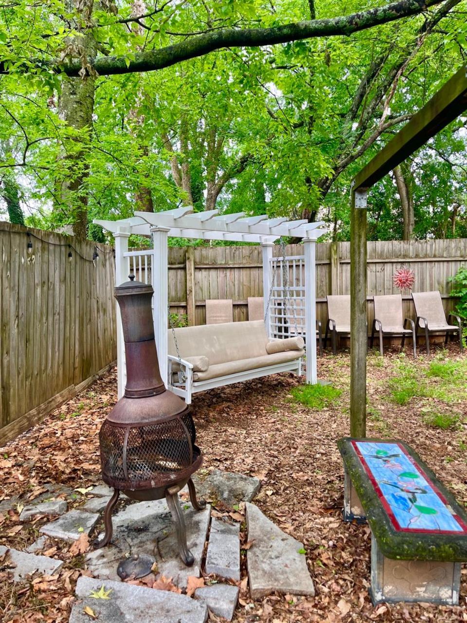 Family Friendly Downtown Home - Private Yard & Grill - Location, Location, Location! Athens Luaran gambar